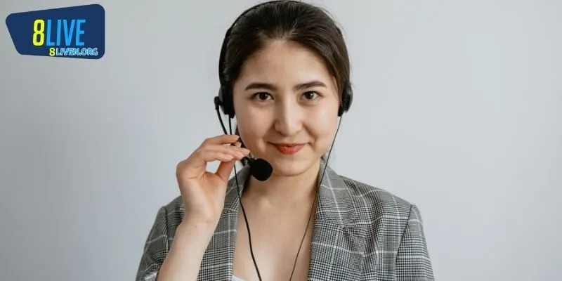 Liên hệ 8LIVE Live Chat dễ dàng thao tác